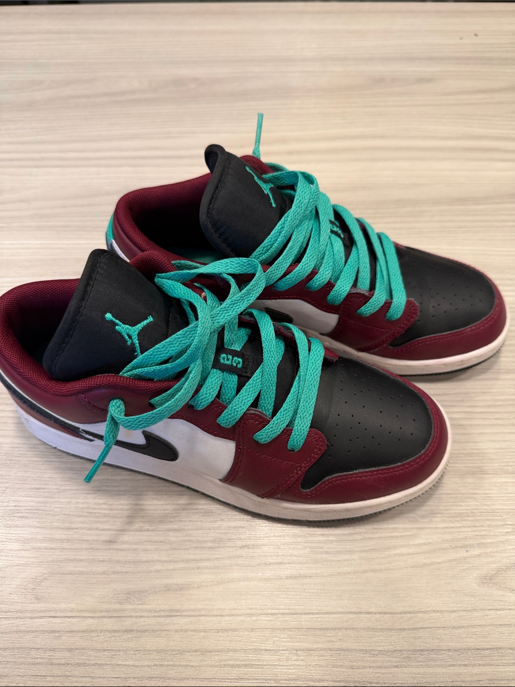 Nike Air Jordan 1 Low Se Sneakers In Dark Beetroot And Roma Green